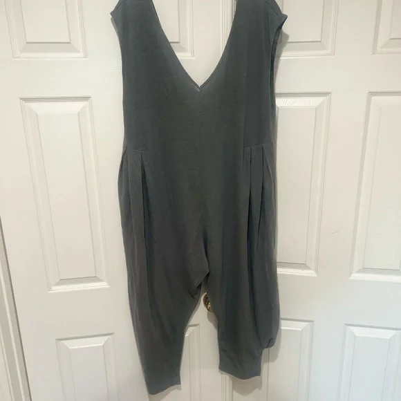 Free People gray Jumpsuit Beach Sleeveless Oversized Summer Casual pockets Sz M - Picture 5 of 9